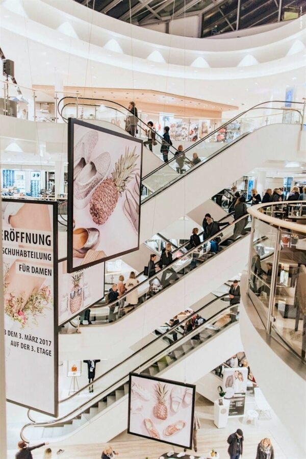 Das Modehaus Leffers in Oldenburg feiert seine neue Damen-Schuhabteilung.