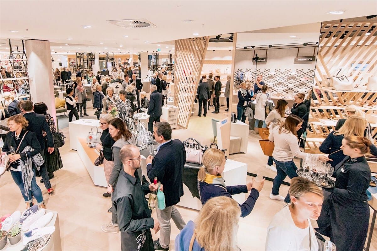 Das Modehaus Leffers in Oldenburg feiert seine neue Damen-Schuhabteilung.