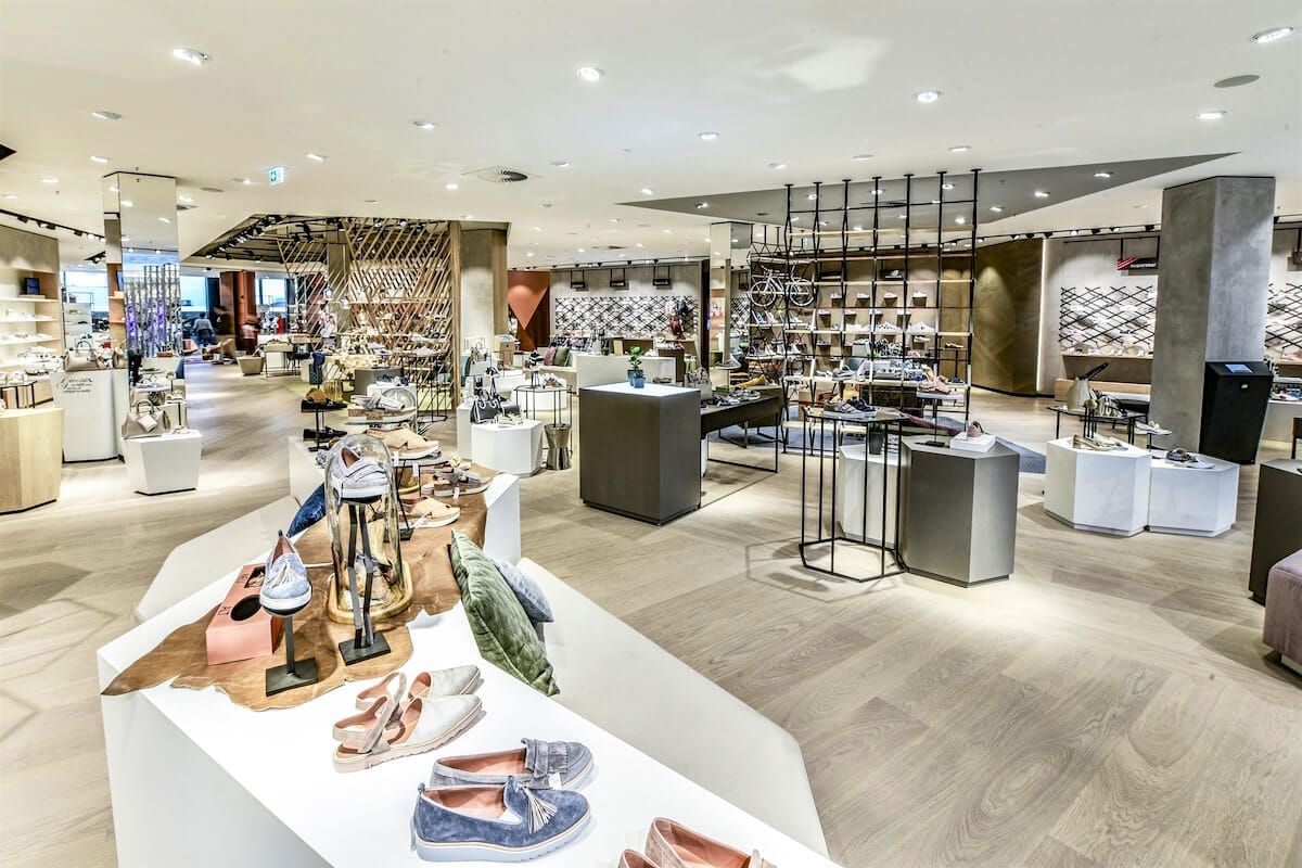 Das Modehaus Leffers in Oldenburg feiert seine neue Damen-Schuhabteilung.