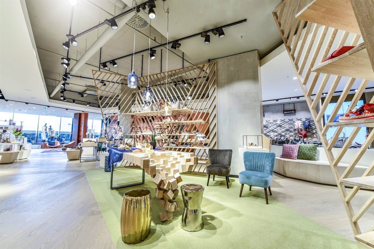 Das Modehaus Leffers in Oldenburg feiert seine neue Damen-Schuhabteilung.