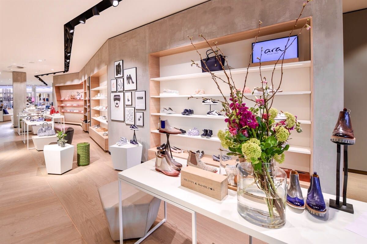 Das Modehaus Leffers in Oldenburg feiert seine neue Damen-Schuhabteilung.