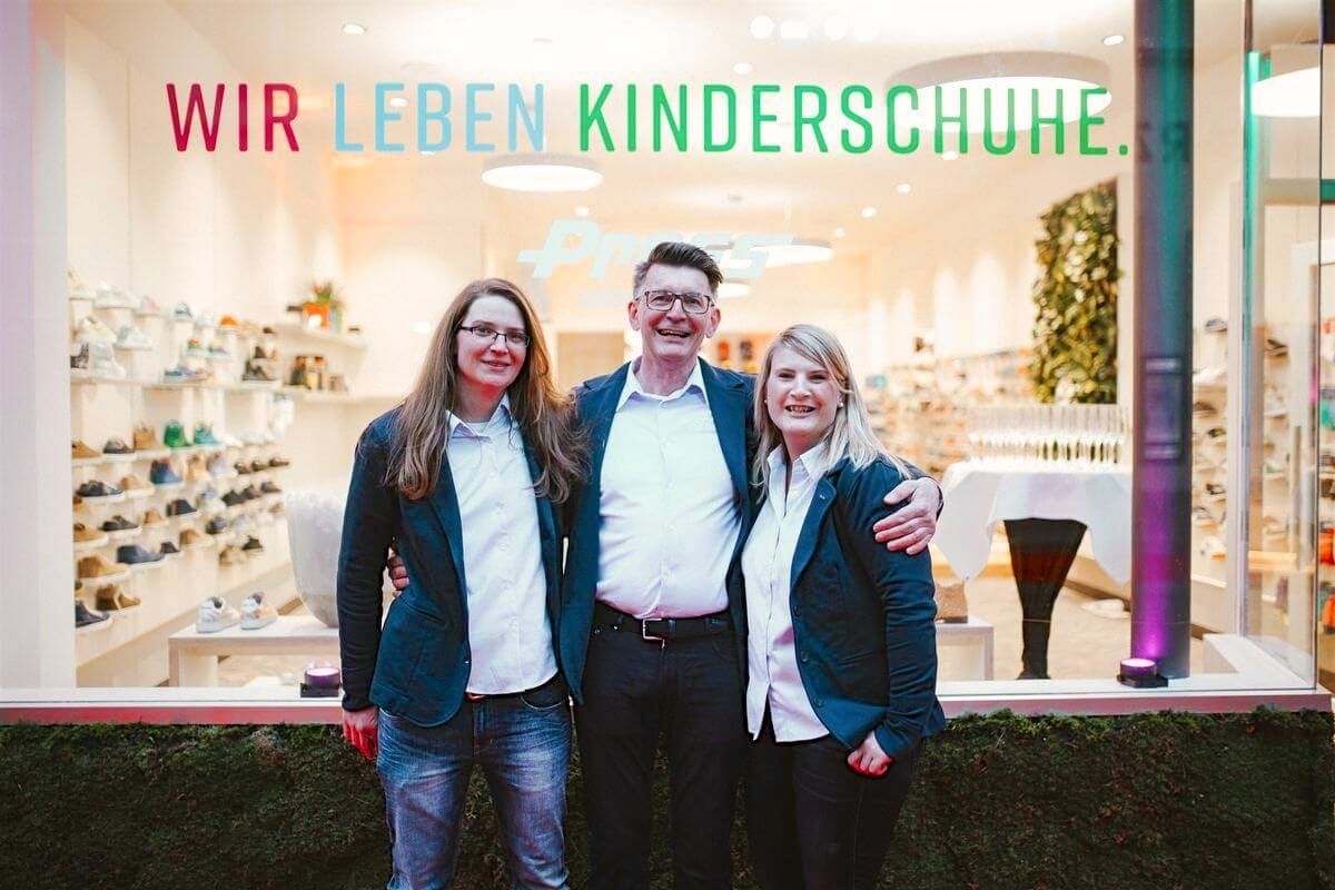 Schuhhändler Andreas Pross feiert Neueröffnung in Freiburg.