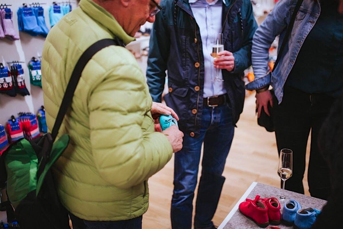 Schuhhändler Andreas Pross feiert Neueröffnung in Freiburg.