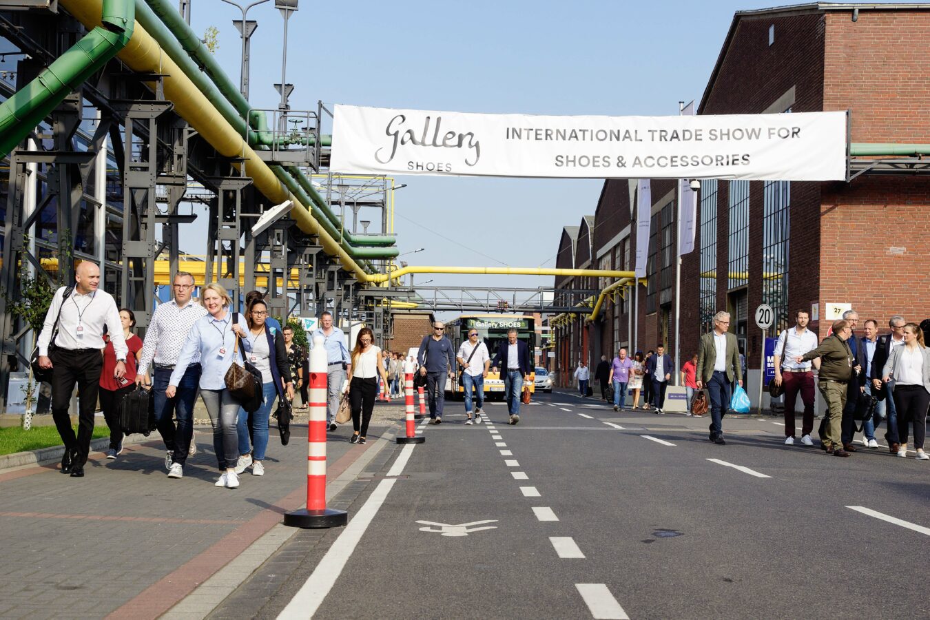 Voll ausgebucht und um zwei zusätzlich, für die Messelaufzeit aufwendig installierte Leichtbauhallen erweitert öffnete die erste Ausgabe der Gallery SHOES vom 27. bis 29. August 2017 ihre Türen auf dem Areal Böhler in Düsseldorf. Mehr als 500 Brands präsentierten ihre News & Highlights für F/S 2018. Die Gallery SHOES war während der Ordertage Anlaufstelle für den Fachhandel auf der Suche nach internationale Premium Brands und Agenturen, Contemporary, Urban, Comfort und Kids Schuhen sowie Accessoires.Fully booked and extended by two additional temporary lightweight halls installed especially for the event, the first edition of Gallery SHOES opened its doors at the Areal Böhler in Düsseldorf from 27 to 29 August 2017. “More than 500 brands presented their latest trends for the spring/summer season 2018. Gallery SHOES was the meeting point for trade visitors looking for international premium brands and agencies, contemporary, Urban, Comfort and Kids´ Shoes as well as accessories.