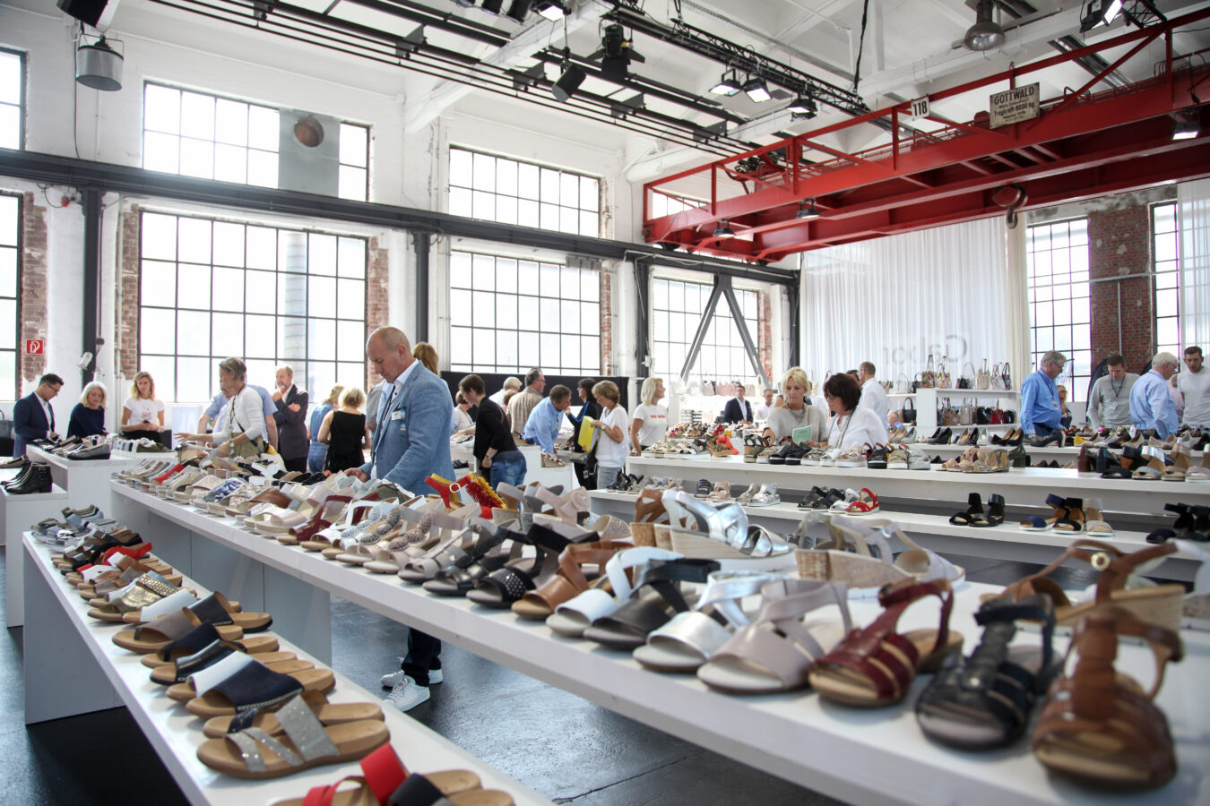 Voll ausgebucht und um zwei zusätzlich, für die Messelaufzeit aufwendig installierte Leichtbauhallen erweitert öffnete die erste Ausgabe der Gallery SHOES vom 27. bis 29. August 2017 ihre Türen auf dem Areal Böhler in Düsseldorf. Mehr als 500 Brands präsentierten ihre News & Highlights für F/S 2018. Die Gallery SHOES war während der Ordertage Anlaufstelle für den Fachhandel auf der Suche nach internationale Premium Brands und Agenturen, Contemporary, Urban, Comfort und Kids Schuhen sowie Accessoires.Fully booked and extended by two additional temporary lightweight halls installed especially for the event, the first edition of Gallery SHOES opened its doors at the Areal Böhler in Düsseldorf from 27 to 29 August 2017. “More than 500 brands presented their latest trends for the spring/summer season 2018. Gallery SHOES was the meeting point for trade visitors looking for international premium brands and agencies, contemporary, Urban, Comfort and Kids´ Shoes as well as accessories.