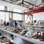 Voll ausgebucht und um zwei zusätzlich, für die Messelaufzeit aufwendig installierte Leichtbauhallen erweitert öffnete die erste Ausgabe der Gallery SHOES vom 27. bis 29. August 2017 ihre Türen auf dem Areal Böhler in Düsseldorf. Mehr als 500 Brands präsentierten ihre News & Highlights für F/S 2018. Die Gallery SHOES war während der Ordertage Anlaufstelle für den Fachhandel auf der Suche nach internationale Premium Brands und Agenturen, Contemporary, Urban, Comfort und Kids Schuhen sowie Accessoires.Fully booked and extended by two additional temporary lightweight halls installed especially for the event, the first edition of Gallery SHOES opened its doors at the Areal Böhler in Düsseldorf from 27 to 29 August 2017. “More than 500 brands presented their latest trends for the spring/summer season 2018. Gallery SHOES was the meeting point for trade visitors looking for international premium brands and agencies, contemporary, Urban, Comfort and Kids´ Shoes as well as accessories.