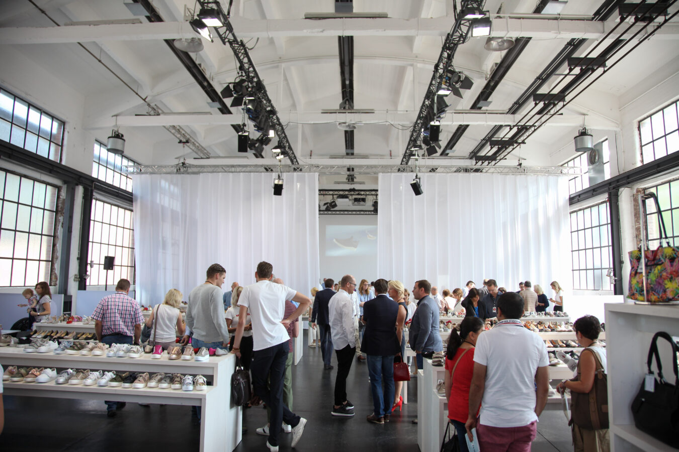 Voll ausgebucht und um zwei zusätzlich, für die Messelaufzeit aufwendig installierte Leichtbauhallen erweitert öffnete die erste Ausgabe der Gallery SHOES vom 27. bis 29. August 2017 ihre Türen auf dem Areal Böhler in Düsseldorf. Mehr als 500 Brands präsentierten ihre News & Highlights für F/S 2018. Die Gallery SHOES war während der Ordertage Anlaufstelle für den Fachhandel auf der Suche nach internationale Premium Brands und Agenturen, Contemporary, Urban, Comfort und Kids Schuhen sowie Accessoires.Fully booked and extended by two additional temporary lightweight halls installed especially for the event, the first edition of Gallery SHOES opened its doors at the Areal Böhler in Düsseldorf from 27 to 29 August 2017. “More than 500 brands presented their latest trends for the spring/summer season 2018. Gallery SHOES was the meeting point for trade visitors looking for international premium brands and agencies, contemporary, Urban, Comfort and Kids´ Shoes as well as accessories.