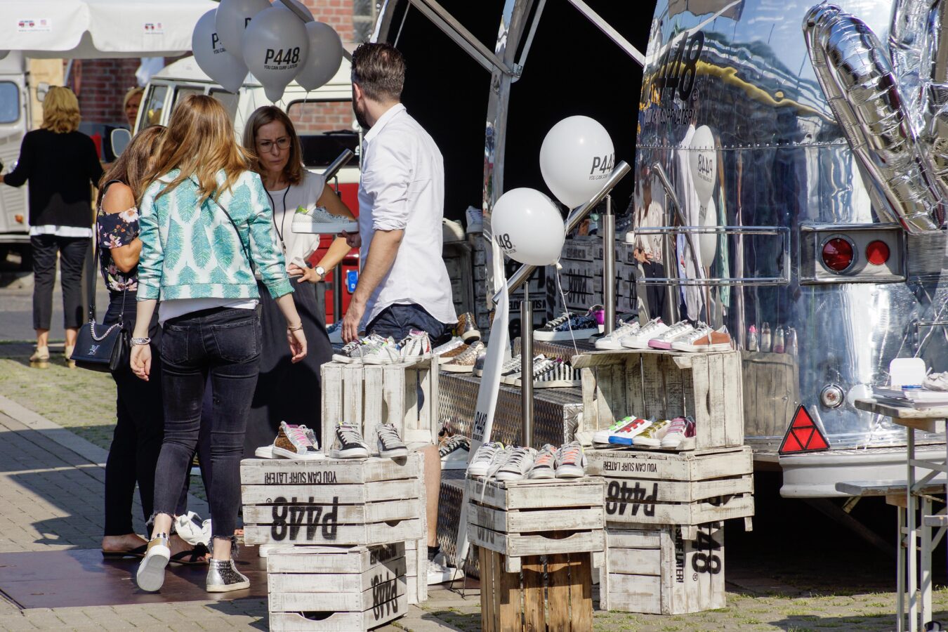 Voll ausgebucht und um zwei zusätzlich, für die Messelaufzeit aufwendig installierte Leichtbauhallen erweitert öffnete die erste Ausgabe der Gallery SHOES vom 27. bis 29. August 2017 ihre Türen auf dem Areal Böhler in Düsseldorf. Mehr als 500 Brands präsentierten ihre News & Highlights für F/S 2018. Die Gallery SHOES war während der Ordertage Anlaufstelle für den Fachhandel auf der Suche nach internationale Premium Brands und Agenturen, Contemporary, Urban, Comfort und Kids Schuhen sowie Accessoires.Fully booked and extended by two additional temporary lightweight halls installed especially for the event, the first edition of Gallery SHOES opened its doors at the Areal Böhler in Düsseldorf from 27 to 29 August 2017. “More than 500 brands presented their latest trends for the spring/summer season 2018. Gallery SHOES was the meeting point for trade visitors looking for international premium brands and agencies, contemporary, Urban, Comfort and Kids´ Shoes as well as accessories.