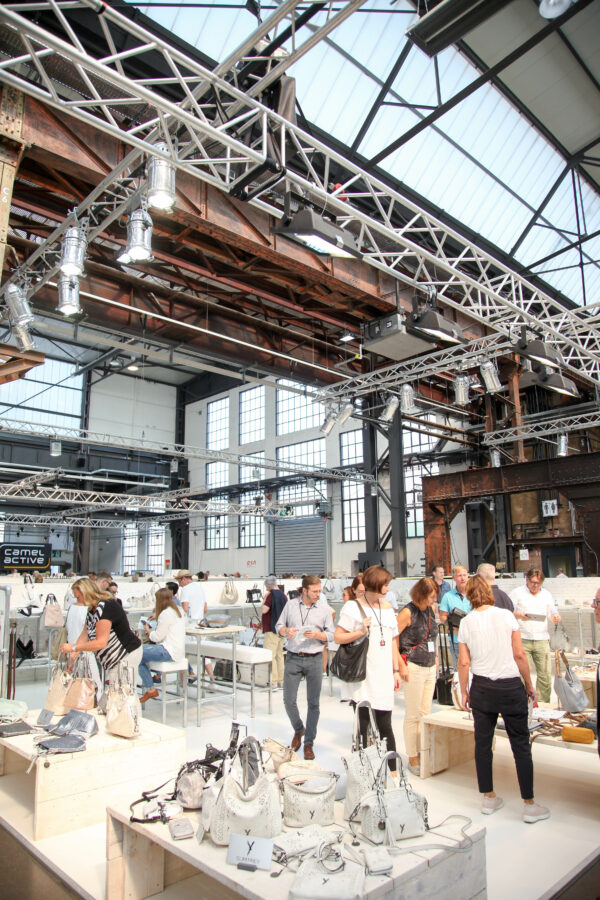 Voll ausgebucht und um zwei zusätzlich, für die Messelaufzeit aufwendig installierte Leichtbauhallen erweitert öffnete die erste Ausgabe der Gallery SHOES vom 27. bis 29. August 2017 ihre Türen auf dem Areal Böhler in Düsseldorf. Mehr als 500 Brands präsentierten ihre News & Highlights für F/S 2018. Die Gallery SHOES war während der Ordertage Anlaufstelle für den Fachhandel auf der Suche nach internationale Premium Brands und Agenturen, Contemporary, Urban, Comfort und Kids Schuhen sowie Accessoires.Fully booked and extended by two additional temporary lightweight halls installed especially for the event, the first edition of Gallery SHOES opened its doors at the Areal Böhler in Düsseldorf from 27 to 29 August 2017. “More than 500 brands presented their latest trends for the spring/summer season 2018. Gallery SHOES was the meeting point for trade visitors looking for international premium brands and agencies, contemporary, Urban, Comfort and Kids´ Shoes as well as accessories.