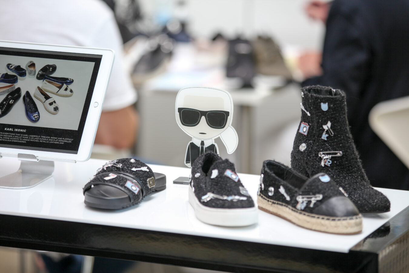 Voll ausgebucht und um zwei zusätzlich, für die Messelaufzeit aufwendig installierte Leichtbauhallen erweitert öffnete die erste Ausgabe der Gallery SHOES vom 27. bis 29. August 2017 ihre Türen auf dem Areal Böhler in Düsseldorf. Mehr als 500 Brands präsentierten ihre News & Highlights für F/S 2018. Die Gallery SHOES war während der Ordertage Anlaufstelle für den Fachhandel auf der Suche nach internationale Premium Brands und Agenturen, Contemporary, Urban, Comfort und Kids Schuhen sowie Accessoires.Fully booked and extended by two additional temporary lightweight halls installed especially for the event, the first edition of Gallery SHOES opened its doors at the Areal Böhler in Düsseldorf from 27 to 29 August 2017. “More than 500 brands presented their latest trends for the spring/summer season 2018. Gallery SHOES was the meeting point for trade visitors looking for international premium brands and agencies, contemporary, Urban, Comfort and Kids´ Shoes as well as accessories.