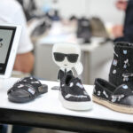 Voll ausgebucht und um zwei zusätzlich, für die Messelaufzeit aufwendig installierte Leichtbauhallen erweitert öffnete die erste Ausgabe der Gallery SHOES vom 27. bis 29. August 2017 ihre Türen auf dem Areal Böhler in Düsseldorf. Mehr als 500 Brands präsentierten ihre News & Highlights für F/S 2018. Die Gallery SHOES war während der Ordertage Anlaufstelle für den Fachhandel auf der Suche nach internationale Premium Brands und Agenturen, Contemporary, Urban, Comfort und Kids Schuhen sowie Accessoires.Fully booked and extended by two additional temporary lightweight halls installed especially for the event, the first edition of Gallery SHOES opened its doors at the Areal Böhler in Düsseldorf from 27 to 29 August 2017. “More than 500 brands presented their latest trends for the spring/summer season 2018. Gallery SHOES was the meeting point for trade visitors looking for international premium brands and agencies, contemporary, Urban, Comfort and Kids´ Shoes as well as accessories.