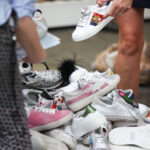 Voll ausgebucht und um zwei zusätzlich, für die Messelaufzeit aufwendig installierte Leichtbauhallen erweitert öffnete die erste Ausgabe der Gallery SHOES vom 27. bis 29. August 2017 ihre Türen auf dem Areal Böhler in Düsseldorf. Mehr als 500 Brands präsentierten ihre News & Highlights für F/S 2018. Die Gallery SHOES war während der Ordertage Anlaufstelle für den Fachhandel auf der Suche nach internationale Premium Brands und Agenturen, Contemporary, Urban, Comfort und Kids Schuhen sowie Accessoires.Fully booked and extended by two additional temporary lightweight halls installed especially for the event, the first edition of Gallery SHOES opened its doors at the Areal Böhler in Düsseldorf from 27 to 29 August 2017. “More than 500 brands presented their latest trends for the spring/summer season 2018. Gallery SHOES was the meeting point for trade visitors looking for international premium brands and agencies, contemporary, Urban, Comfort and Kids´ Shoes as well as accessories.