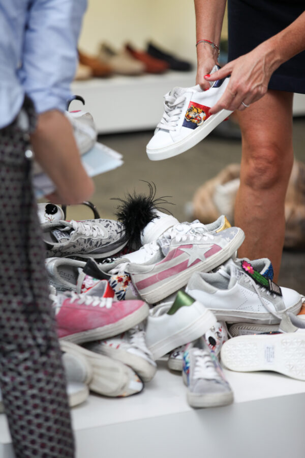 Voll ausgebucht und um zwei zusätzlich, für die Messelaufzeit aufwendig installierte Leichtbauhallen erweitert öffnete die erste Ausgabe der Gallery SHOES vom 27. bis 29. August 2017 ihre Türen auf dem Areal Böhler in Düsseldorf. Mehr als 500 Brands präsentierten ihre News & Highlights für F/S 2018. Die Gallery SHOES war während der Ordertage Anlaufstelle für den Fachhandel auf der Suche nach internationale Premium Brands und Agenturen, Contemporary, Urban, Comfort und Kids Schuhen sowie Accessoires.Fully booked and extended by two additional temporary lightweight halls installed especially for the event, the first edition of Gallery SHOES opened its doors at the Areal Böhler in Düsseldorf from 27 to 29 August 2017. “More than 500 brands presented their latest trends for the spring/summer season 2018. Gallery SHOES was the meeting point for trade visitors looking for international premium brands and agencies, contemporary, Urban, Comfort and Kids´ Shoes as well as accessories.