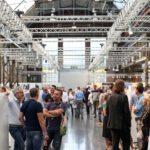 Voll ausgebucht und um zwei zusätzlich, für die Messelaufzeit aufwendig installierte Leichtbauhallen erweitert öffnete die erste Ausgabe der Gallery SHOES vom 27. bis 29. August 2017 ihre Türen auf dem Areal Böhler in Düsseldorf. Mehr als 500 Brands präsentierten ihre News & Highlights für F/S 2018. Die Gallery SHOES war während der Ordertage Anlaufstelle für den Fachhandel auf der Suche nach internationale Premium Brands und Agenturen, Contemporary, Urban, Comfort und Kids Schuhen sowie Accessoires.Fully booked and extended by two additional temporary lightweight halls installed especially for the event, the first edition of Gallery SHOES opened its doors at the Areal Böhler in Düsseldorf from 27 to 29 August 2017. “More than 500 brands presented their latest trends for the spring/summer season 2018. Gallery SHOES was the meeting point for trade visitors looking for international premium brands and agencies, contemporary, Urban, Comfort and Kids´ Shoes as well as accessories.