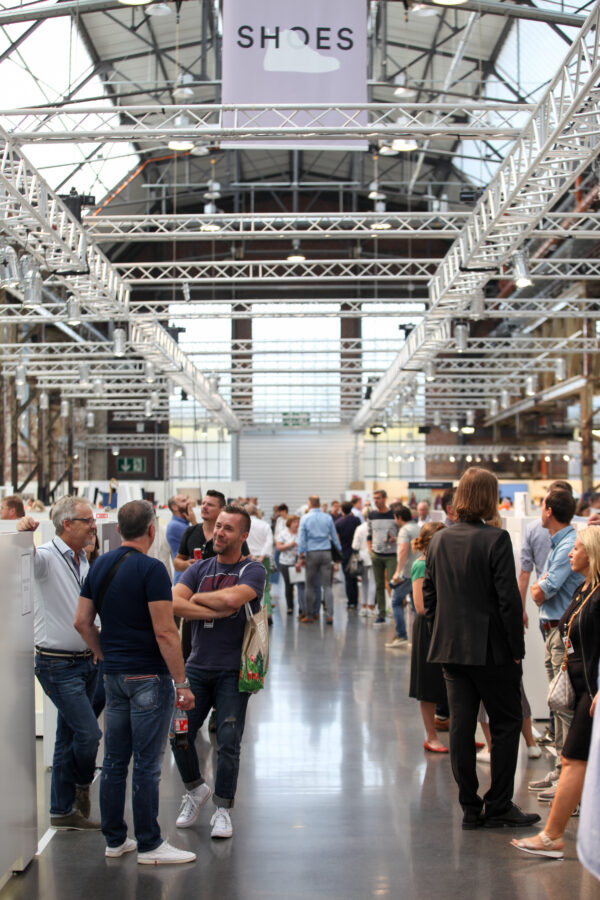 Voll ausgebucht und um zwei zusätzlich, für die Messelaufzeit aufwendig installierte Leichtbauhallen erweitert öffnete die erste Ausgabe der Gallery SHOES vom 27. bis 29. August 2017 ihre Türen auf dem Areal Böhler in Düsseldorf. Mehr als 500 Brands präsentierten ihre News & Highlights für F/S 2018. Die Gallery SHOES war während der Ordertage Anlaufstelle für den Fachhandel auf der Suche nach internationale Premium Brands und Agenturen, Contemporary, Urban, Comfort und Kids Schuhen sowie Accessoires.Fully booked and extended by two additional temporary lightweight halls installed especially for the event, the first edition of Gallery SHOES opened its doors at the Areal Böhler in Düsseldorf from 27 to 29 August 2017. “More than 500 brands presented their latest trends for the spring/summer season 2018. Gallery SHOES was the meeting point for trade visitors looking for international premium brands and agencies, contemporary, Urban, Comfort and Kids´ Shoes as well as accessories.