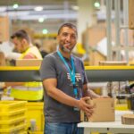 Mitarbeiter von Amazon in einem Logistikzentrum. (Foto: Amazon)