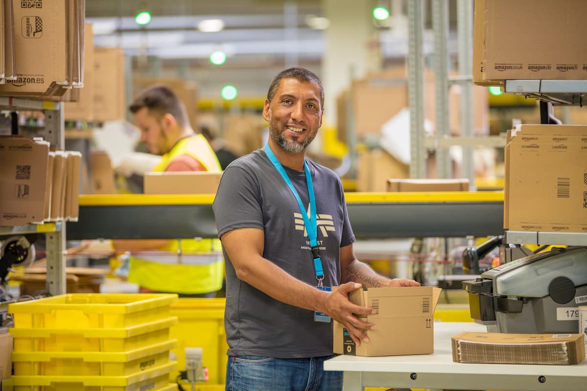 Mitarbeiter von Amazon in einem Logistikzentrum. (Foto: Amazon)