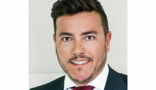 RENÈ BENKO: Nun also doch. Er hatte sich schon vor Jahren für einen Zusammenschluss der Warenhauskonzerne Karstadt und Kaufhof stark gemacht – jetzt gelang ihm die Fusion der einstigen Konkurrenten. Der österreichische Immobilien-Tycoon René Benko ist mit seinem Unternehmen Signa Holding zum Warenhaus-König in Deutschland avanciert. Er sanierte den taumelnden Karstadt-Konzern und dürfte auch mit Kaufhof noch einiges vorhaben.