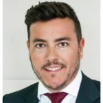 RENÈ BENKO: Nun also doch. Er hatte sich schon vor Jahren für einen Zusammenschluss der Warenhauskonzerne Karstadt und Kaufhof stark gemacht – jetzt gelang ihm die Fusion der einstigen Konkurrenten. Der österreichische Immobilien-Tycoon René Benko ist mit seinem Unternehmen Signa Holding zum Warenhaus-König in Deutschland avanciert. Er sanierte den taumelnden Karstadt-Konzern und dürfte auch mit Kaufhof noch einiges vorhaben.