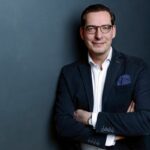 DR. DOMINIK BENNER: In Siebenmeilenstiefeln ist der Unternehmer aus dem Taunus in der Branche unterwegs. Seine Plattform schuhe24.de wächst; nahezu im Wochentakt werden neue Meldungen veröffentlicht, Dr. Dominik Benner kassiert Preise – und eilt weiter zum nächsten Coup: Im September startete die Kooperation mit Limango, im Oktober das Investment in die Orderplattform We Want Shoes, im Dezember ging schuhe24.de in der Schweiz ans Netz.