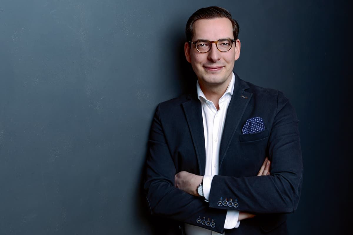 DR. DOMINIK BENNER: In Siebenmeilenstiefeln ist der Unternehmer aus dem Taunus in der Branche unterwegs. Seine Plattform schuhe24.de wächst; nahezu im Wochentakt werden neue Meldungen veröffentlicht, Dr. Dominik Benner kassiert Preise – und eilt weiter zum nächsten Coup: Im September startete die Kooperation mit Limango, im Oktober das Investment in die Orderplattform We Want Shoes, im Dezember ging schuhe24.de in der Schweiz ans Netz.