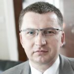 DARIUSZ MILEK: Der polnische Unternehmer Dariusz Milek hat sich mit seinem Schuhfilialisten CCC dem Wachstum verschrieben. Bis November erreichte er bereits die Umsatz-Milliarde – unter anderem durch den Zukauf des Schweizer Filialisten Vögele. Ende des Jahres übernahm die HR Group die deutschen Standorte von CCC; die Polen beteiligen sich im Gegenzug an dem Osnabrücker Unternehmen.