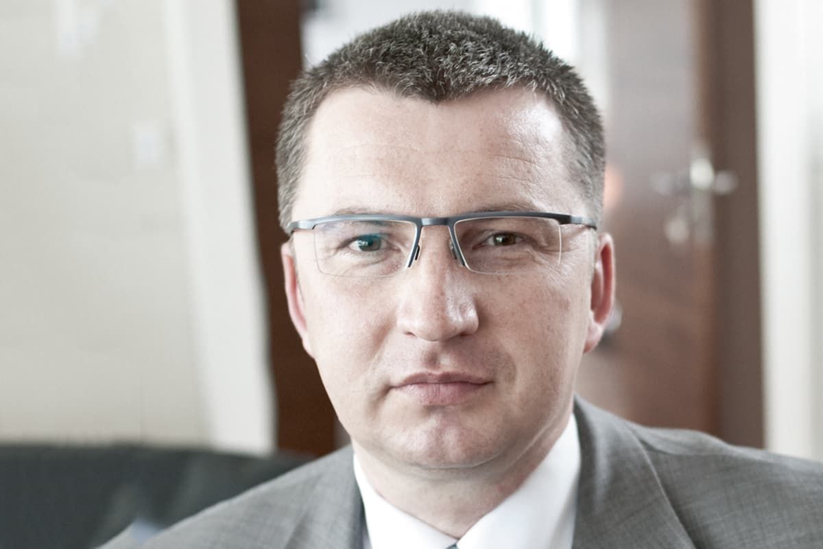 DARIUSZ MILEK: Der polnische Unternehmer Dariusz Milek hat sich mit seinem Schuhfilialisten CCC dem Wachstum verschrieben. Bis November erreichte er bereits die Umsatz-Milliarde – unter anderem durch den Zukauf des Schweizer Filialisten Vögele. Ende des Jahres übernahm die HR Group die deutschen Standorte von CCC; die Polen beteiligen sich im Gegenzug an dem Osnabrücker Unternehmen.