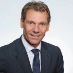 PETER M. WOLF: Anfang März 2018 wurde der Handelsexperte Peter M. Wolf neuer CEO der Osnabrücker HR Group. Bereits seit 2016 fungierte er als Mitgesellschafter und Beirat. Wolf brachte in den zurückliegenden Monaten die Kooperation mit CCC auf die Bahn. Im Zuge dessen sollen die Standorte des polnischen Filialisten Zug um Zug in Reno-Standorte umfirmiert werden.