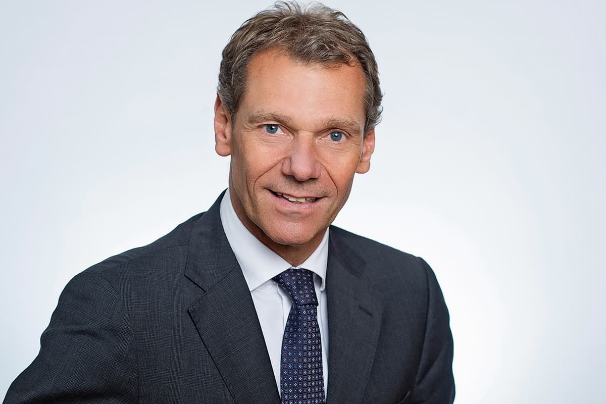 PETER M. WOLF: Anfang März 2018 wurde der Handelsexperte Peter M. Wolf neuer CEO der Osnabrücker HR Group. Bereits seit 2016 fungierte er als Mitgesellschafter und Beirat. Wolf brachte in den zurückliegenden Monaten die Kooperation mit CCC auf die Bahn. Im Zuge dessen sollen die Standorte des polnischen Filialisten Zug um Zug in Reno-Standorte umfirmiert werden.