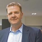 STEFFEN LIEBICH: Erst Leiser und Schuhhof, dann Anika – und jetzt Schlatholt. Im August übernahm der Berliner Unternehmer Steffen Liebich die Permactum GmbH, die als Gesellschafter des Filialisten aus Gelsenkirchen fungiert. Überraschung wieder einmal gelungen. Sanierer Liebich, der als pressescheu gilt, setzt auf Synergien zwischen seinen Beteiligungen – vor allem im Bereich Einkauf, Vertrieb und IT.