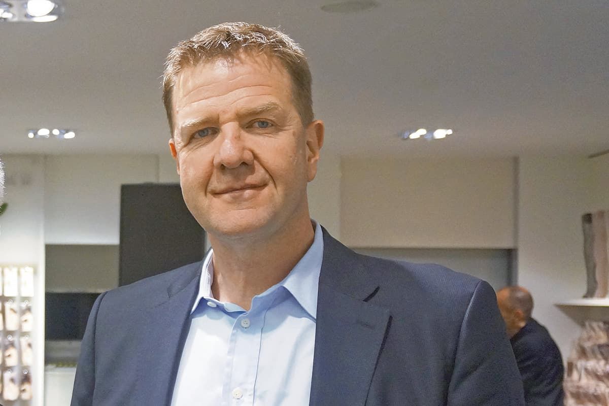 STEFFEN LIEBICH: Erst Leiser und Schuhhof, dann Anika – und jetzt Schlatholt. Im August übernahm der Berliner Unternehmer Steffen Liebich die Permactum GmbH, die als Gesellschafter des Filialisten aus Gelsenkirchen fungiert. Überraschung wieder einmal gelungen. Sanierer Liebich, der als pressescheu gilt, setzt auf Synergien zwischen seinen Beteiligungen – vor allem im Bereich Einkauf, Vertrieb und IT.