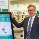 HEINRICH DEICHMANN: Jedes Frühjahr das Gleiche: Im März präsentiert Heinrich Deichmann aktuelle Geschäftszahlen – und regelmäßig werden dabei neue Rekorde aufgestellt. Das galt 2018 auch für die Summe der Investitionen. Insgesamt steckte der Schuhfilialist aus Essen 245 Mio. Euro – davon rund 100 Mio. Euro in Deutschland – in den Ausbau der Infrastruktur und die Digitalisierung. Mit diesen Möglichkeiten ist Deichmann dem Rest der Branche weit voraus.