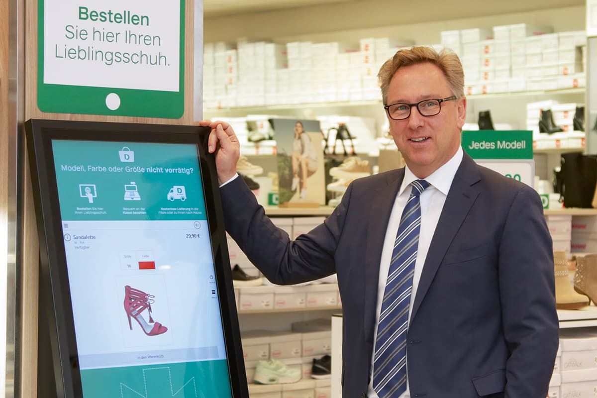 HEINRICH DEICHMANN: Jedes Frühjahr das Gleiche: Im März präsentiert Heinrich Deichmann aktuelle Geschäftszahlen – und regelmäßig werden dabei neue Rekorde aufgestellt. Das galt 2018 auch für die Summe der Investitionen. Insgesamt steckte der Schuhfilialist aus Essen 245 Mio. Euro – davon rund 100 Mio. Euro in Deutschland – in den Ausbau der Infrastruktur und die Digitalisierung. Mit diesen Möglichkeiten ist Deichmann dem Rest der Branche weit voraus.