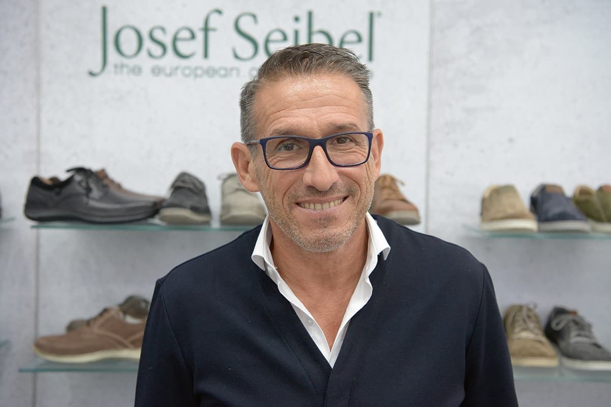 CARL-AUGUST SEIBEL hat ein Händchen für gute Leute, holte unter anderem vor einigen Jahren die Produktexpertin Sylvia Klemens ins Unternehmen und jüngst Rudolf Hampl. Seibel denkt schnell und international; sein Führungsstil ist unaufgeregt und pragmatisch. Er setzt auf Teamwork. Ebenso ist Seibel auch als Vorsitzender des HDS/L aktiv: unprätentiös und extrem zielorientiert.