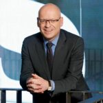 GÜNTER ALTHAUS: Beim Zukunftsforum im November sprach der ANWR-Vorstandsvorsitzende von „neuen Partnerschaften“ und meinte damit auch Kooperationen mit Unternehmen und Organisationen, die vor Jahren noch undenkbar gewesen wären. Es gelte, Kräfte zu bündeln. Althaus ist entschlossen, die ANWR in die Zukunft zu führen und für die gesamte Branche vitalisierende Impulse zu setzen.