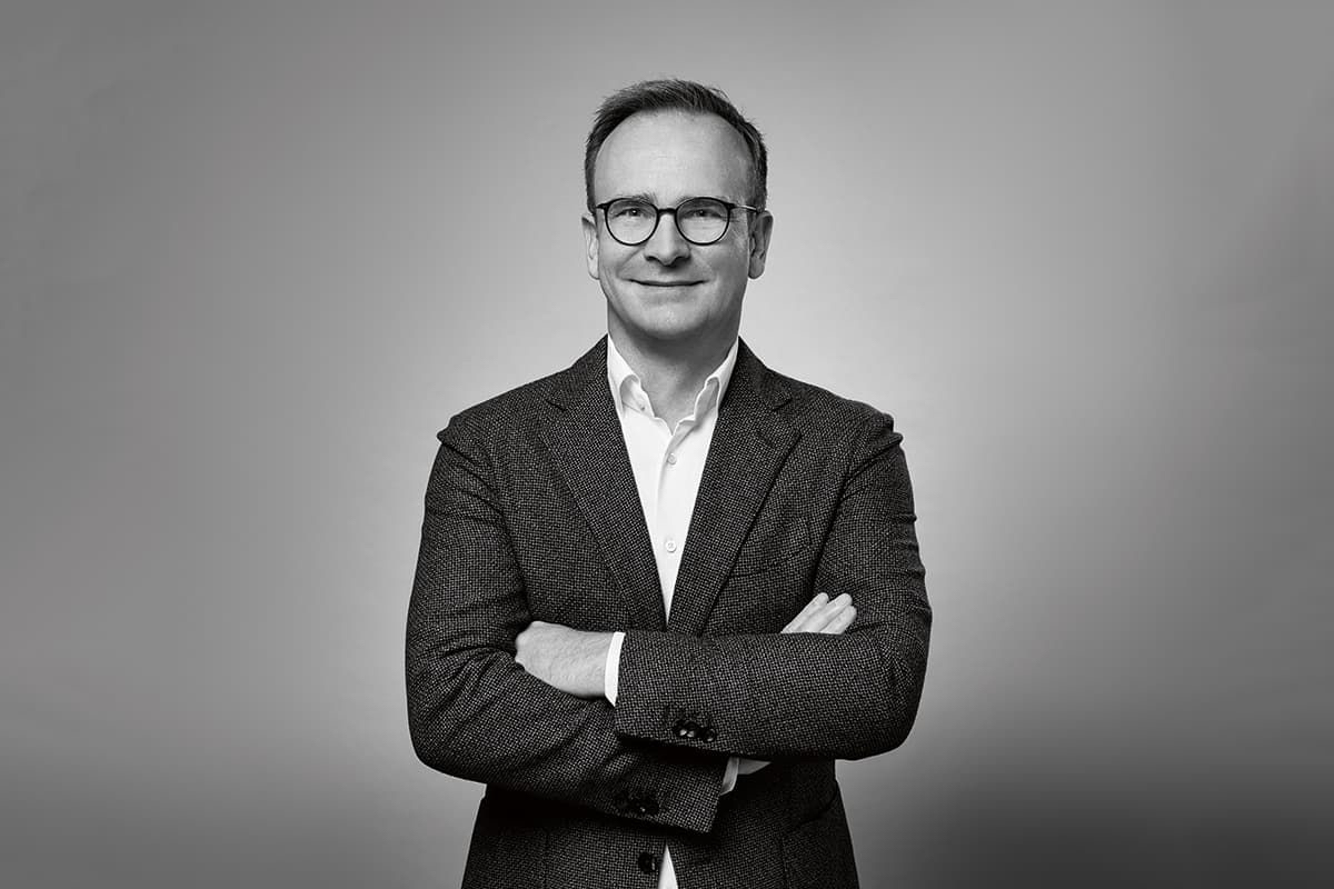 JENS BEINING: Ein klarer Fokus. Und konsequentes Handeln. Diese Tugenden zeichneten Jens Beining in den vergangenen Monaten aus. Der CEO der Wortmann Gruppe gehört nicht zu den ’Lautsprechern‘ der Branche, stattdessen arbeitet er mit seinem Team in Detmold zielstrebig an der Zukunft der Marken Tamaris & Co. Für Jens Beining stehen dabei stets die Kundinnen und ihre veränderten Ansprüche im Mittelpunkt seiner Arbeit.