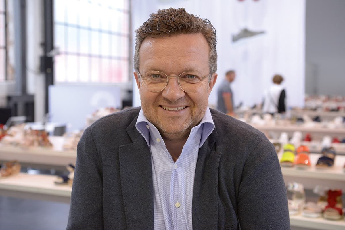 ACHIM GABOR: „Wir wollen gestalten“, sagte Achim Gabor Anfang des Jahres im Interview mit schuhkurier. Gesagt – getan. Im September wurde die neue Digitalisierungseinheit ’Cube‘ eingeweiht. Der neue Online-Marktplatz, an dem Gabor-Händler beteiligt werden, wurde ausgezeichnet. Und das Unternehmen wurde im November vom Wirtschaftsmagazin Brand eins als ’Bester Partner‘ gewürdigt.