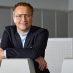 FRITZ TERBUYKEN: Der Start in das Jahr 2018 verlief für ANWR-Warenvorstand Fritz Terbuyken eher nicht nach Wunsch. Das runderneuerte Messekonzept zündete nicht wie gewünscht, so dass weitere Änderungen nötig wurden. Es spricht für Terbuyken, dass er trotzdem scheinbar unbeirrt an innovativen Konzepten zur Stärkung des Fachhandels weitergearbeitet hat. So feierte die Sneakerwand eine gelungene Premiere.