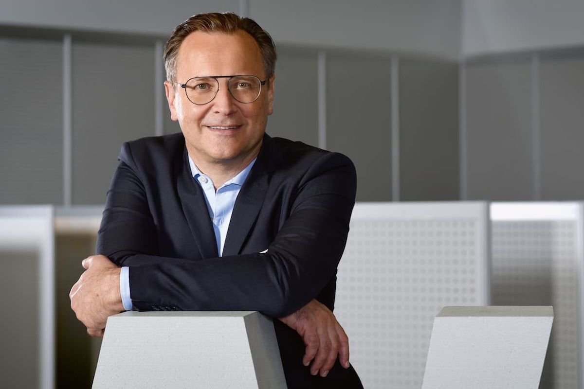 FRITZ TERBUYKEN: Der Start in das Jahr 2018 verlief für ANWR-Warenvorstand Fritz Terbuyken eher nicht nach Wunsch. Das runderneuerte Messekonzept zündete nicht wie gewünscht, so dass weitere Änderungen nötig wurden. Es spricht für Terbuyken, dass er trotzdem scheinbar unbeirrt an innovativen Konzepten zur Stärkung des Fachhandels weitergearbeitet hat. So feierte die Sneakerwand eine gelungene Premiere.
