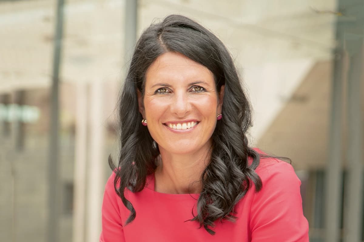 YVONNE BREINLINGER-SCHEURING: Konsequent und erfolgreich arbeitet Yvonne Breinlinger-Scheuring an der Weiterentwicklung von Solidus. Ihre Beharrlichkeit trägt Früchte. Die sichtbare Verjüngung der Kollektion kommt an. Auch die runderneuerte Außendarstellung der Komfortschuhmarke trägt dazu bei, dass Solidus trotz aller Herausforderungen im Markt auch in diesem Jahr wieder zahlreiche Neukunden gewinnen konnte.