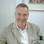 FRANK REVERMANN: Görtz sorgte in 2018 wiederholt für Schlagzeilen. Maßgeblich beteiligt war Geschäftsführer Frank Revermann, der das Handelsunternehmen aus Hamburg auf Kurs hält. Expansion mit Maß lautet das Motto. Vor allem die Neueröffnung in München wurde in der Branche aufmerksam verfolgt. Von der starken lokalen Konkurrenz zeigte sich Revermann unbeeindruckt: „Wir können das“, so der Görtz-Chef im Interview mit schuhkurier.