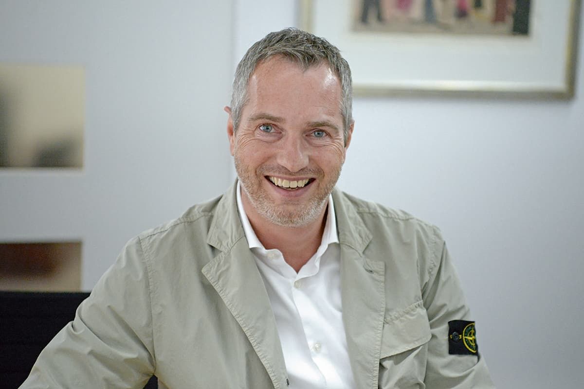 FRANK REVERMANN: Görtz sorgte in 2018 wiederholt für Schlagzeilen. Maßgeblich beteiligt war Geschäftsführer Frank Revermann, der das Handelsunternehmen aus Hamburg auf Kurs hält. Expansion mit Maß lautet das Motto. Vor allem die Neueröffnung in München wurde in der Branche aufmerksam verfolgt. Von der starken lokalen Konkurrenz zeigte sich Revermann unbeeindruckt: „Wir können das“, so der Görtz-Chef im Interview mit schuhkurier.