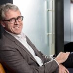 ANDREAS SCHALLER: Wahre Führungsqualität zeigt sich unter anderem in der Fähigkeit zur Selbstkritik. Das eigene Handeln zu hinterfragen – vor dieser Aufgabe stand im Sommer 2018 Andreas Schaller. Der Lloyd-Geschäftsführer musste das Scheitern eines Retail-Experiments am Hamburger Flughafen eingestehen. Wertvoll waren die Erkenntnisse aber nichtsdestotrotz. Lloyd hat in den vergangenen Monaten eine Vielzahl von digitalen Projekten angestoßen. Dass dabei auch mal was schief gehen kann, ist jedoch kein Makel. Wer nichts wagt, der nichts gewinnt.