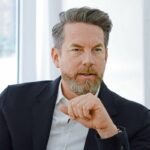 STEFAN FRANK: Er sei angetreten, um das volle Potenzial von Peter Kaiser auszuschöpfen, erklärte Stefan Frank Anfang 2018 im Gespräch mit schuhkurier. In den folgenden Monaten hat  der Pfälzer Worten Taten folgen lassen. Auf Anpassungen in der Kollektionsentwicklung folgte im Sommer der Relaunch des Markenauftritts. Seither präsentiert sich der Traditionshersteller unter dem Claim ’Beautiful since 1838‘.