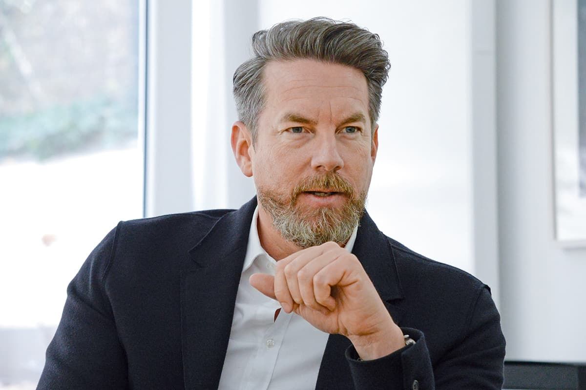 STEFAN FRANK: Er sei angetreten, um das volle Potenzial von Peter Kaiser auszuschöpfen, erklärte Stefan Frank Anfang 2018 im Gespräch mit schuhkurier. In den folgenden Monaten hat  der Pfälzer Worten Taten folgen lassen. Auf Anpassungen in der Kollektionsentwicklung folgte im Sommer der Relaunch des Markenauftritts. Seither präsentiert sich der Traditionshersteller unter dem Claim ’Beautiful since 1838‘.