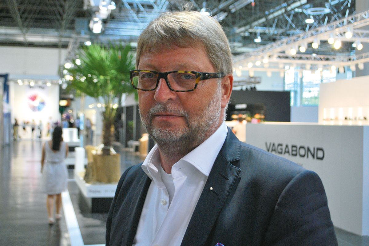 Michael Höppner, Schuhhaus Höppner, Rostock: „Wir werden in unserem Unternehmen das Thema Mitarbeiter weiter vorantreiben. Es ist wichtig und durchaus herausfordernd, gute Mitarbeiter zu finden, die sich engagieren und mitziehen. Zugleich hoffen wir, dass das Wetter im neuen Jahr etwas besser mitspielt. Und wir werden weiter daran arbeiten, unseren Kunden spannende Sortimente zusammenzustellen, die auch neue Themen zeigen und Impulse bieten.“