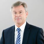 Dr. Siegfried Jacobs, BDSE: „Nicht nur, aber auch im Wettbewerb mit den digitalen Pure-Playern muss sich die Warenverfügbarkeit im Fachhandel ganz klar verbessern. Hier ist er auf die Hilfe seiner Marken-Lieferanten angewiesen. Es geht um Liefer-Timing und Nachbestellmöglichkeiten. Es mutet wie ein Relikt aus vergangenen Tagen an, dass man bei manchen Lieferanten nur in ’Sortimenten‘ kaufen oder nachbestellen kann. Der Handel will keine Abschriften einkaufen, sondern seine Kunden zufriedenstellen. Und das mit überlebensfähigen Erträgen.“