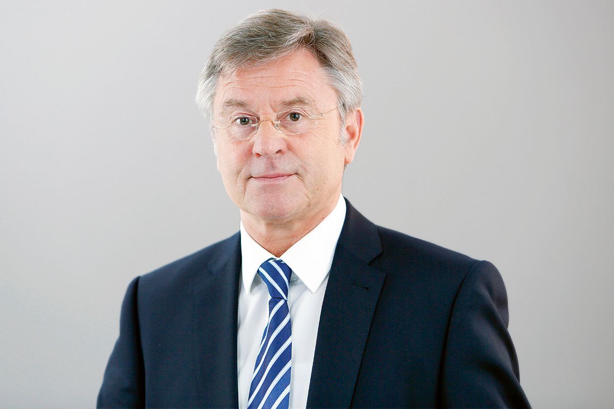 Dr. Siegfried Jacobs, BDSE: „Nicht nur, aber auch im Wettbewerb mit den digitalen Pure-Playern muss sich die Warenverfügbarkeit im Fachhandel ganz klar verbessern. Hier ist er auf die Hilfe seiner Marken-Lieferanten angewiesen. Es geht um Liefer-Timing und Nachbestellmöglichkeiten. Es mutet wie ein Relikt aus vergangenen Tagen an, dass man bei manchen Lieferanten nur in ’Sortimenten‘ kaufen oder nachbestellen kann. Der Handel will keine Abschriften einkaufen, sondern seine Kunden zufriedenstellen. Und das mit überlebensfähigen Erträgen.“