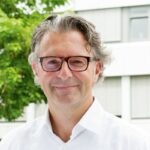 Stephan Krug, Sabu: „Eine Chance sehe ich in neuen Herangehensweisen an die Herausforderungen im Sinne von Sharing Economy. Das ’Lagerdenken‘ muss sich bei allen Beteiligten der Wertschöpfungskette reduzieren. Ziel muss ein gemeinsames Agieren sein, um sich noch strikter am Endkunden, seinen Wünschen und Verlangen auszurichten. Ein Beispiel dafür könnte z.B. die elektronische Regalverlängerung sein. Nicht jeder Hersteller für sich, sondern sämtliche Lieferanten mit Lagerangebot, die gemeinsam auf einer Plattform dem Handel zur Verfügung stehen.“