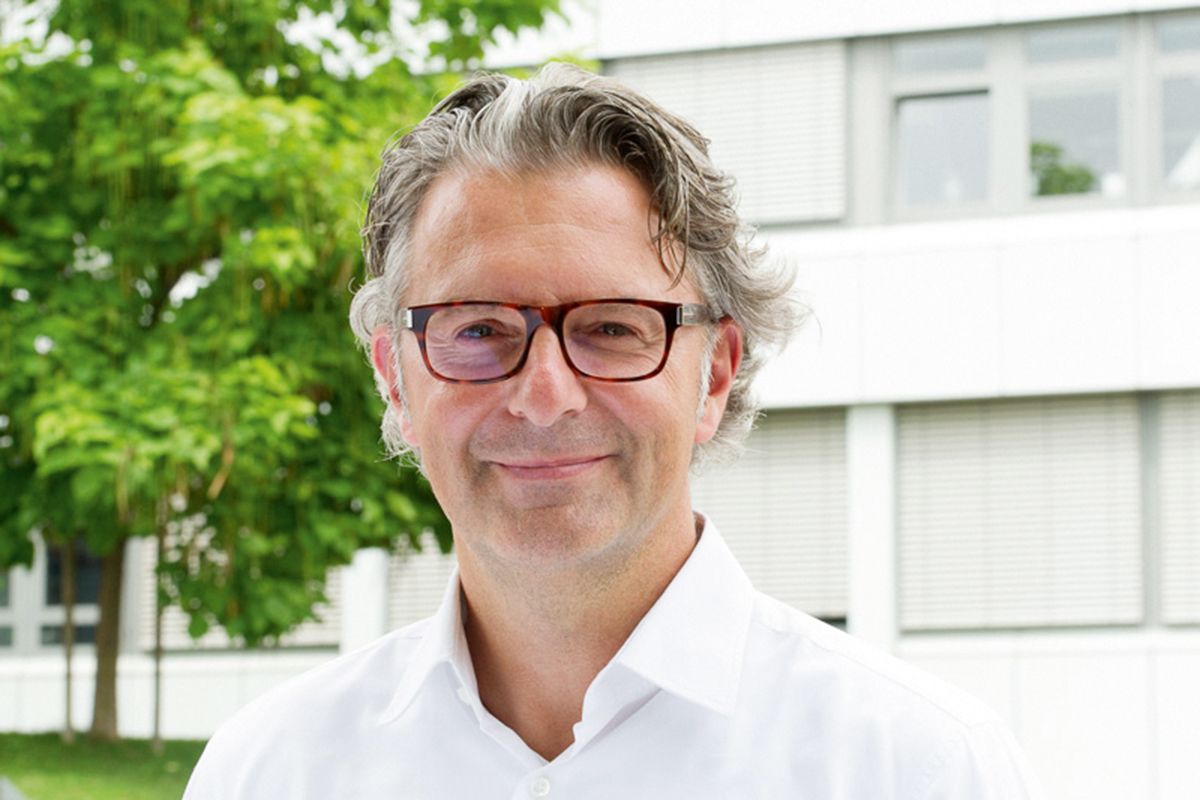 Stephan Krug, Sabu: „Eine Chance sehe ich in neuen Herangehensweisen an die Herausforderungen im Sinne von Sharing Economy. Das ’Lagerdenken‘ muss sich bei allen Beteiligten der Wertschöpfungskette reduzieren. Ziel muss ein gemeinsames Agieren sein, um sich noch strikter am Endkunden, seinen Wünschen und Verlangen auszurichten. Ein Beispiel dafür könnte z.B. die elektronische Regalverlängerung sein. Nicht jeder Hersteller für sich, sondern sämtliche Lieferanten mit Lagerangebot, die gemeinsam auf einer Plattform dem Handel zur Verfügung stehen.“